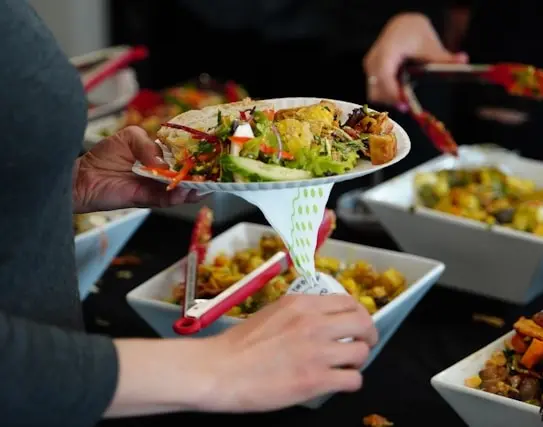 buffet de cardápio sazonal, com colorido de diferentes preparos como saladas e proteínas