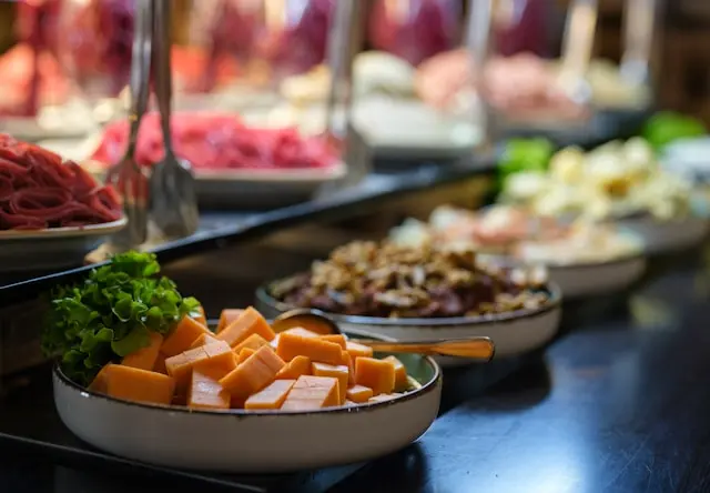 Foto de pratos de comida servido sobre uma mesa, referindo-se à serviços de alimentação