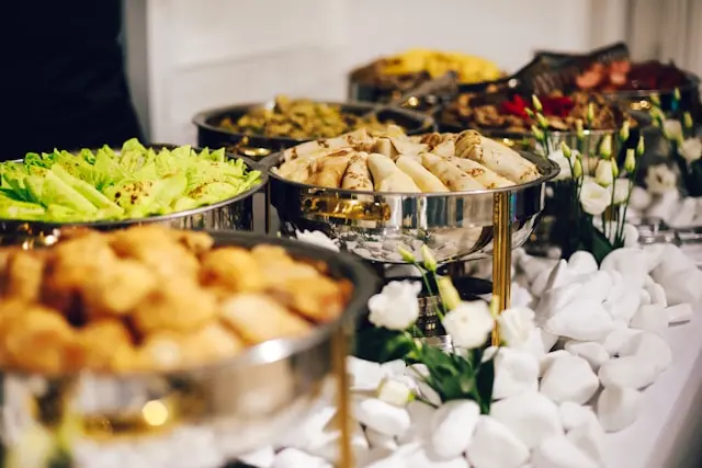 Mesa de alimentos de origem sírio libanesa em um buffet de um restaurante industrial