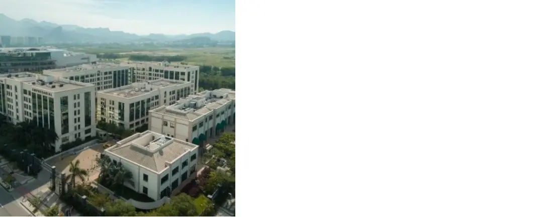 foto aérea de um condomínio de empresas, A foto mostra diversos blocos de prédios construídos entorno de uma grande área , formando um quadrado com um espaço no centro, a imagem se refere à capa do artigo sobre restaurantes corporativos